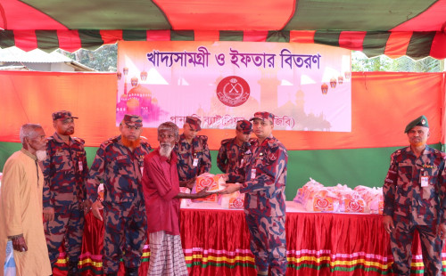পানছড়িতে বিজিবির ইফতার সামগ্রী বিতরণ 
