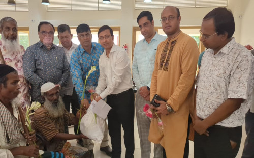 খাগড়াছড়িতে প্রতিবন্ধীদের মাঝে ঈদ উপহার বিতরণ করেছে জেলা প্রশাসন 