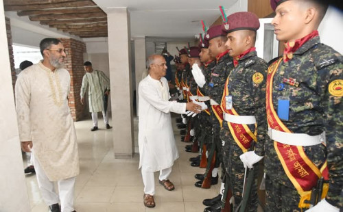 ঈদ-উল-আযহার শুভেচ্ছা বিনিময়ে স্বরাষ্ট্র উপদেষ্টার আনসার ও গ্রাম প্রতিরক্ষা বাহিনীর সদর দপ্তর পরিদর্শন 