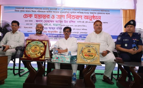 নাসিরনগর হাওরে ক্ষতিগ্রস্ত কৃষকদের পাশে কৃষিমন্ত্রী  নগদ অর্থ ও ত্রাণ সহায়তা বিতরণ 