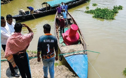 পদ্মায় কালবৈশাখী ঝড়ে ভূট্টা বোঝাই দুইটি ট্রলারডুবি 