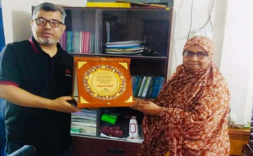 গফরগাঁওয়ে উপজেলা মহিলা বিষয়ক কর্মকর্তাকে পিবাড়ীয়া গ্রুপের সম্মাননা স্মারক প্রদান 