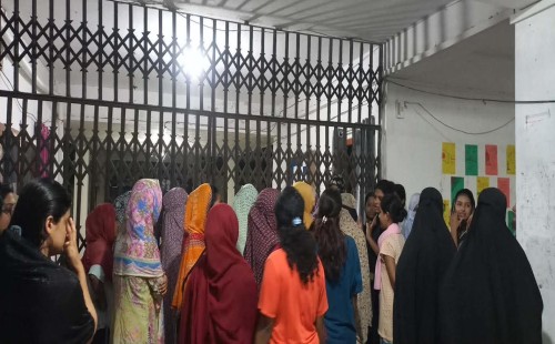 নোবিপ্রবিতে হলের দেয়ালে আপত্তিকর চিত্র, শিক্ষার্থীদের বিক্ষোভ 